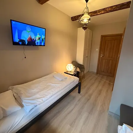 Cross Otoczona Lasem Przy Szlaku W Karkonosze 3*